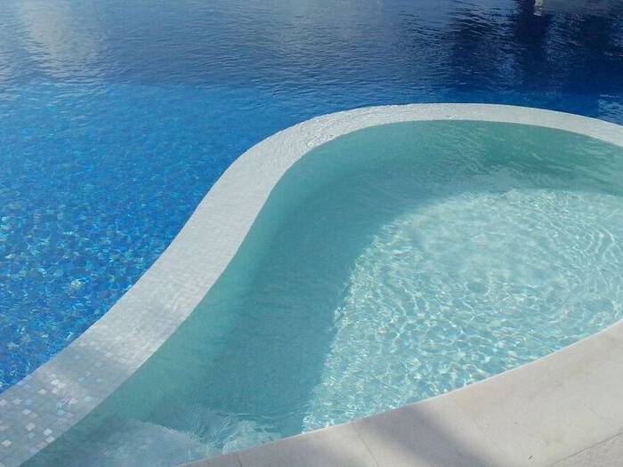 Mosaïque de piscine blanche pour couleur d’eau cristalline à Fréjus 83
